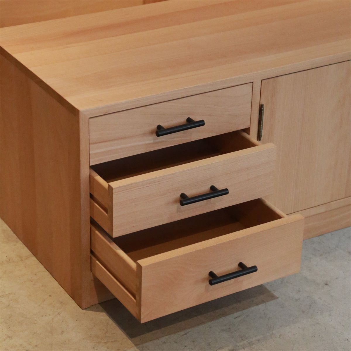 Custom Roubo Style Woodworking Workbench - Multifunctional Solid Wood Saw Table & Professional Carpenter Work Station